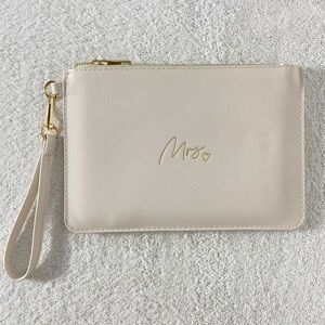 5/$25 Elegant Cream “Mrs.” Wristlet Clutch New